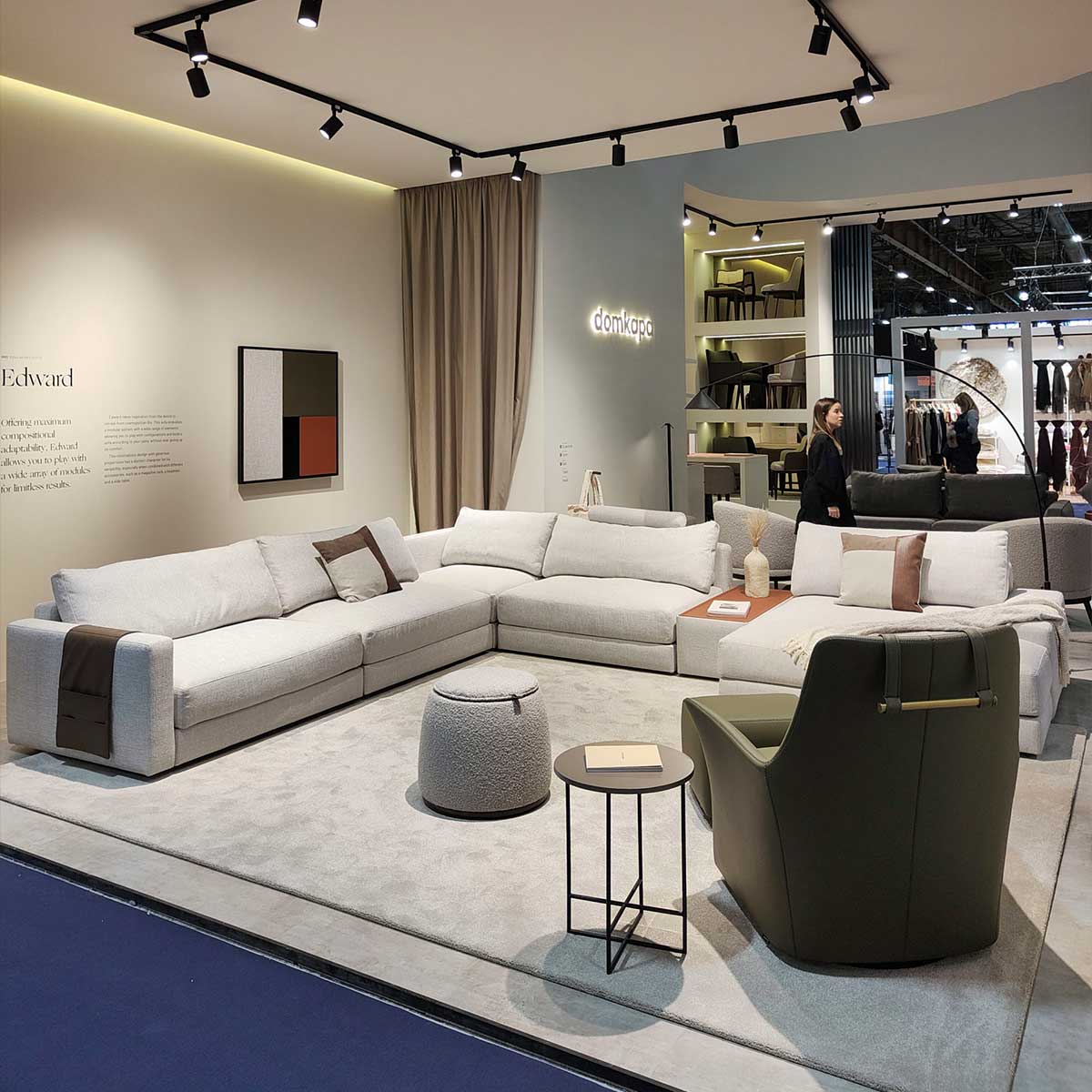 Home theater recliner and sofa combination layout